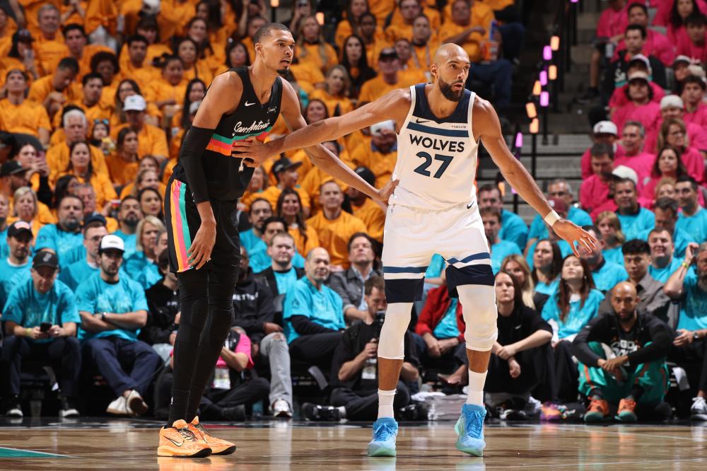 凯尔特人雄鹿大战一触即发NBA常规赛冲刺白热化东西部排名争夺再升级